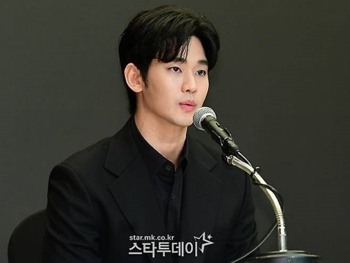 _herlivery's tweet card. 배우 김수현(37)을 상대로 모 화장품 브랜드가 제기한 손해배상 소송이 오는 11월 시작된다. 22일 법조계에 따르면 서울중앙지방법원 제22민사부(나)는 오는 11월 21일 화장품 브랜드 A사가 김수현과 소속사를 상