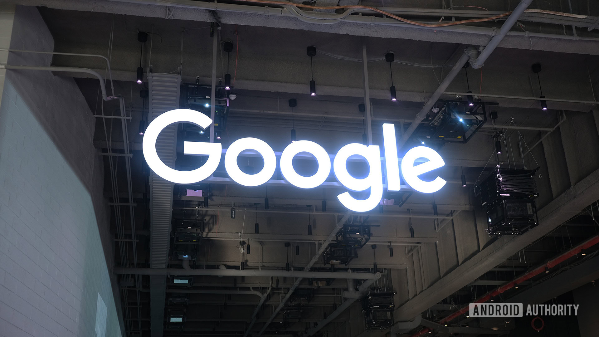 grandiopanda's tweet card. Google is working on “microfuchsia,” a stripped down version of the company’s Fuchsia operating system that runs on the Google Nest Hub.