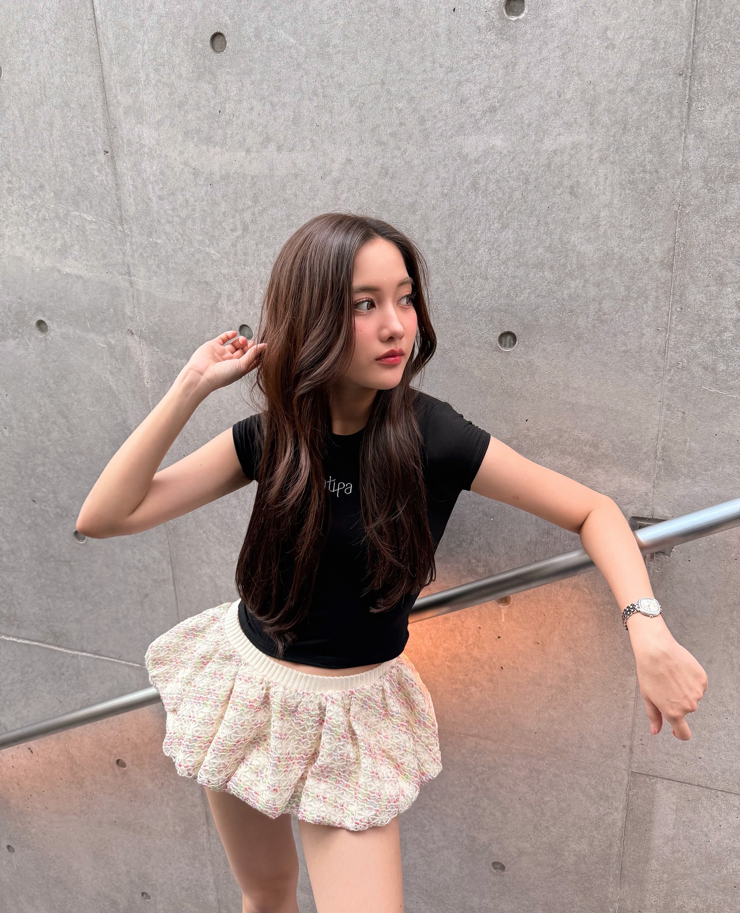 ThaiNow_jp's tweet card. タイの人気女優・Freen（フリーン）がInstagramを更新し、秋の日差しの下で撮影されたスタイリッシュな写真を公開しました。 キャプションには「Steady stride（しっかりとした歩み/安定した歩幅、等）」と一言。都会の風景の中