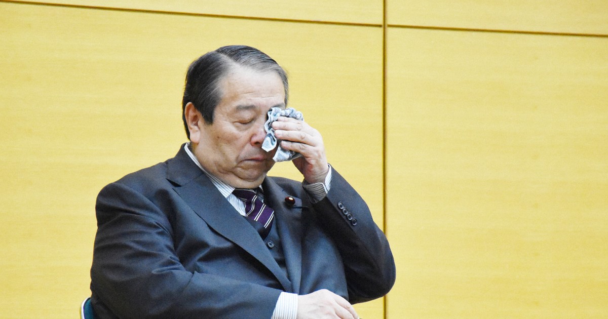 mainichijpnews's tweet card. 　高市早苗新内閣発足とともに総務相を退任した村上誠一郎氏は22日、総務省の幹部職員を前に最後のあいさつをした。世界各地で戦闘が起きる世界情勢や、ポピュリズムがはびこる日本の状況を踏まえ「民主主義が危ない」と訴えかけた。