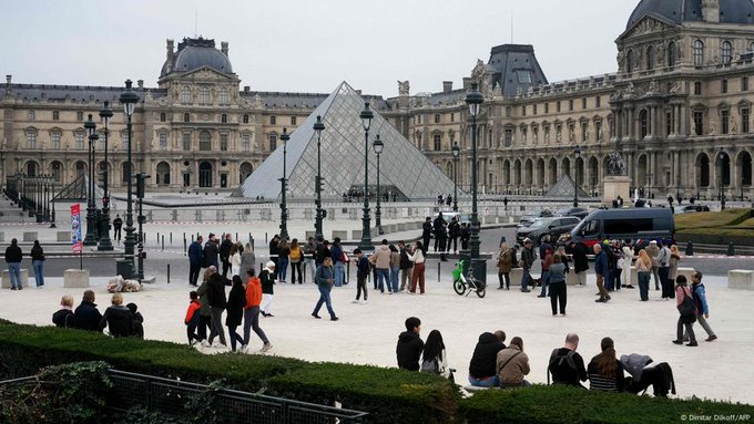 Frankreich Paris 2025 | Louvre nach Juwelenraub geschlossen - Polizei vor dem Museum