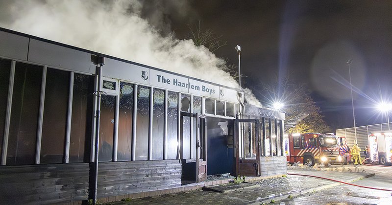 Brand veroorzaakt veel schade bij clubhuis in Haarlem