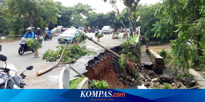 kompascom's tweet card. Salah satu pengendara motor, Ari (38) mengaku khawatir dengan kondisi jembatan yang turapnya telah longsor tersebut.