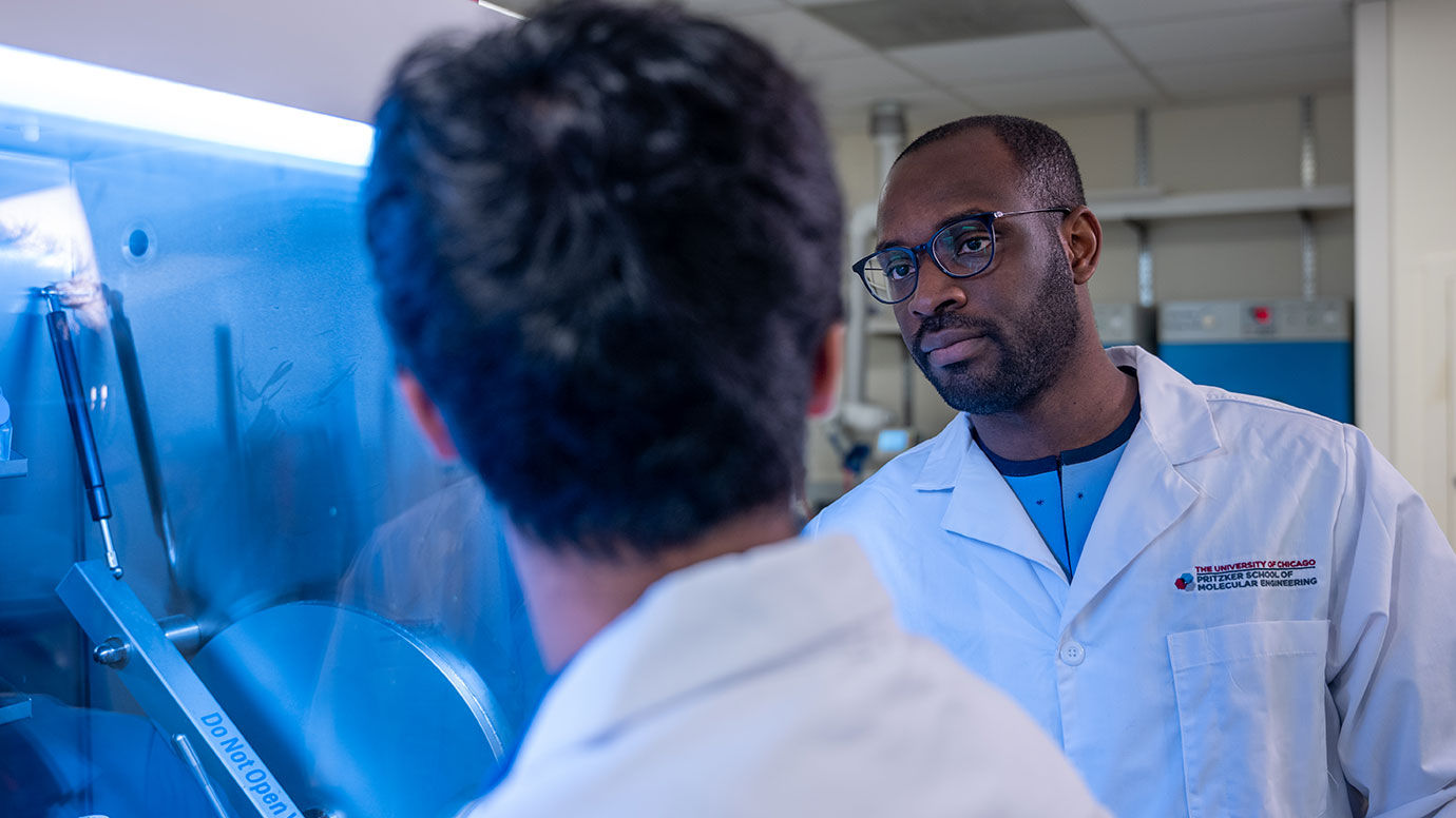 DSI_UChicago's tweet card. Step inside the laboratory as Chibueze Amanchukwu and his team investigate the chemistry that could lead to better batteries and systems to turn carbon dioxide into fuels.