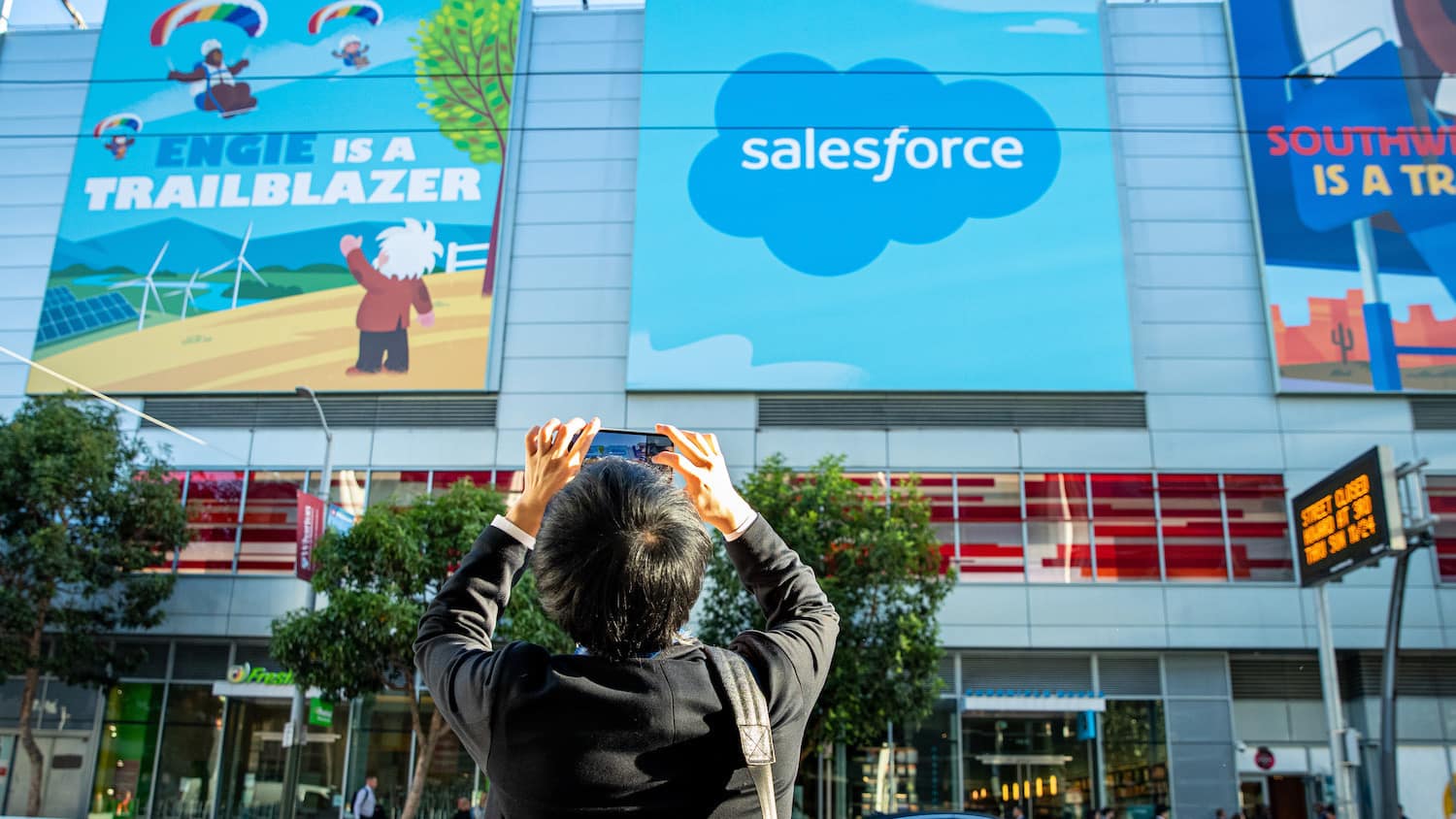 intercodec's tweet card. What does Salesforce do? Learn about the company and its digital labor platform, what its software is used for, and how Salesforce works.