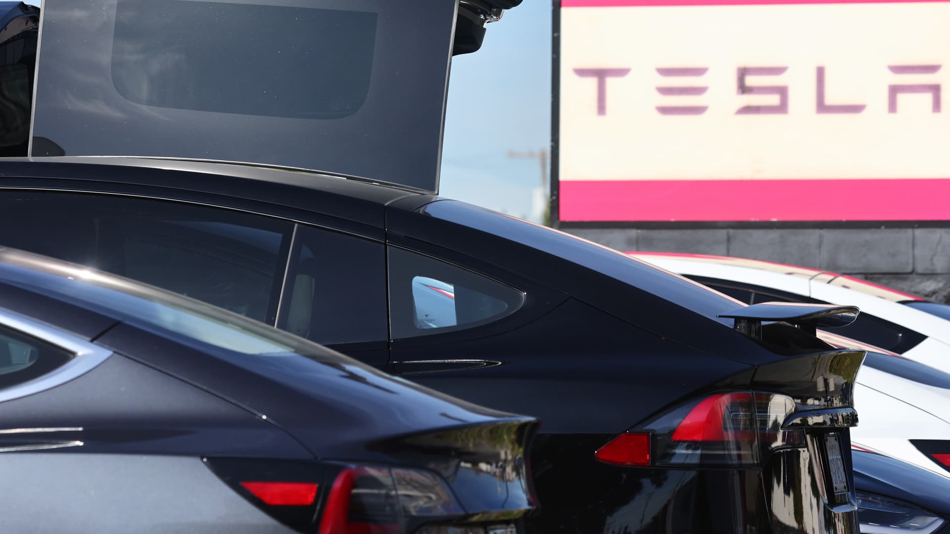 CNBCPro's tweet card. Tesla's had a bad week. Its earnings missed expectations and its shares plunged. Kingsley Jones of Jevons Global shares what's next and the EV names he likes.