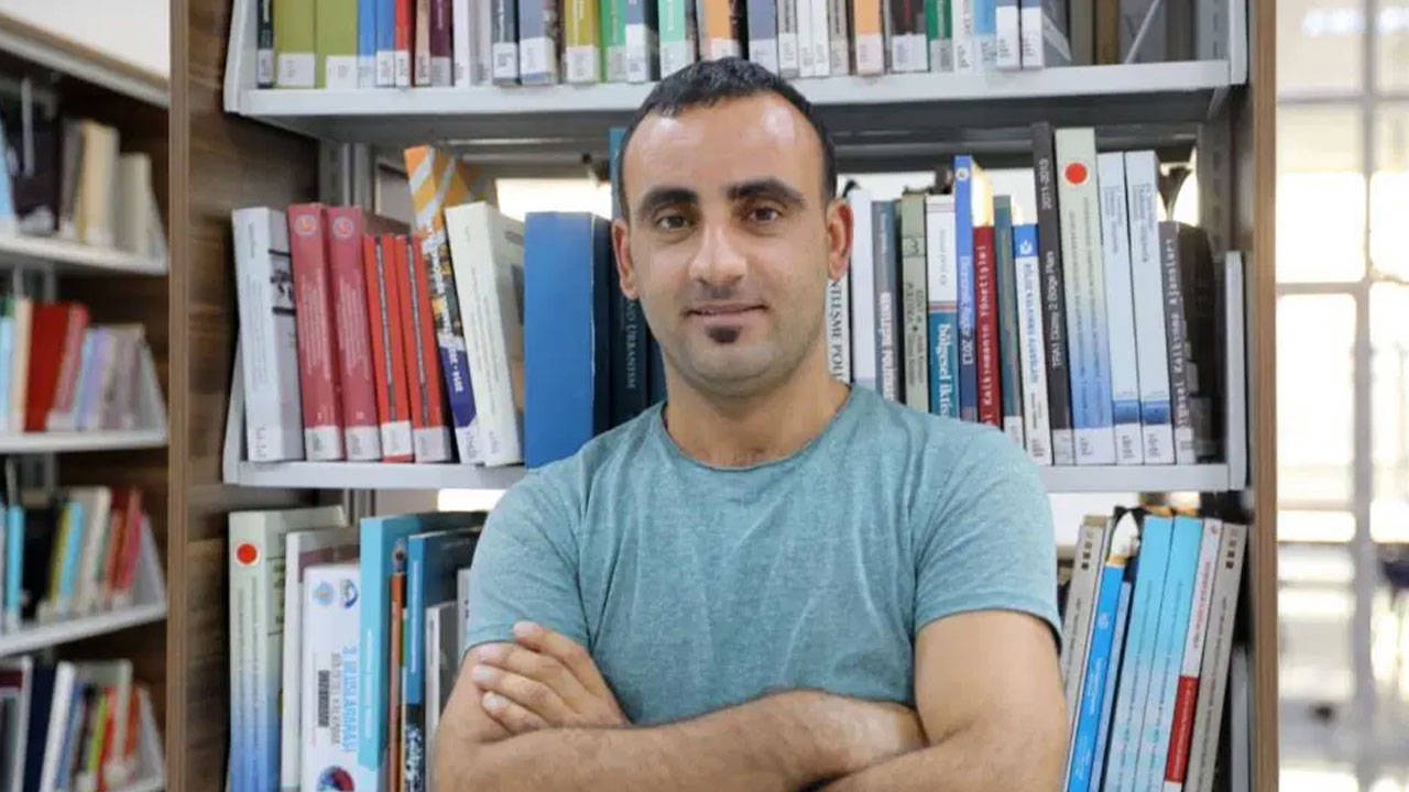 BirGun_Gazetesi's tweet card. İhlas Haber Ajansı (İHA) Iğdır muhabiri Sebahattin Yum, Gaziler Günü töreninde çektiği “Valiye şemsiye var, gazilere yok” başlıklı haberi sonrası gözaltına alındı. MLSA, Yum’un Iğdır Emniyet Müdürl...