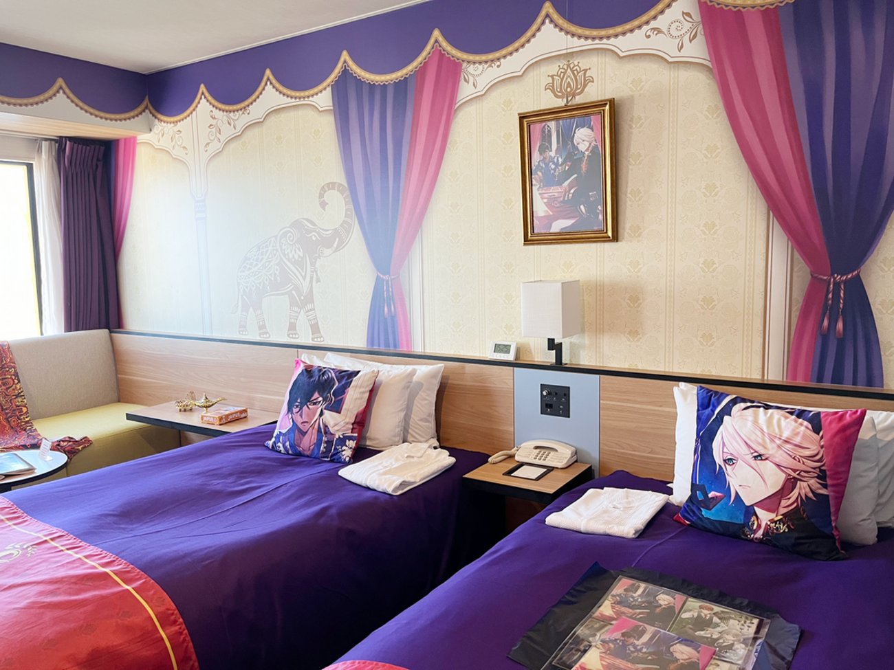 narunaruki's tweet card. ホテルカルデアに泊まってきました。 パネルがあるだけの部屋にそこまで興奮できるだろうかと思ったんですが体験してみると想像以上に等身大のパネルがそこにあるというのは気が狂います。普段スマホのちいこい画面で見てる推しがいきなりでっかくなって再登場ですから……なんというか存在が現実的でとても良かったです。なのでその日のツイー…