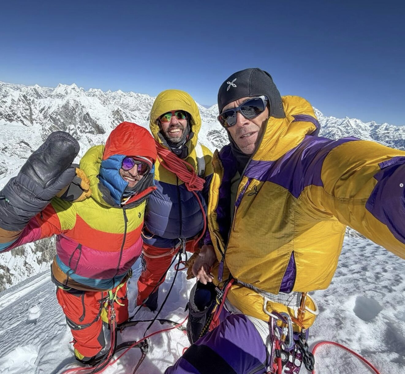 ExplorersWeb's tweet card. The climb included dodging rocks and enduring a high bivouac without a tent or sleeping bag, in temperatures of -25°C and winds of up to 60 kph.