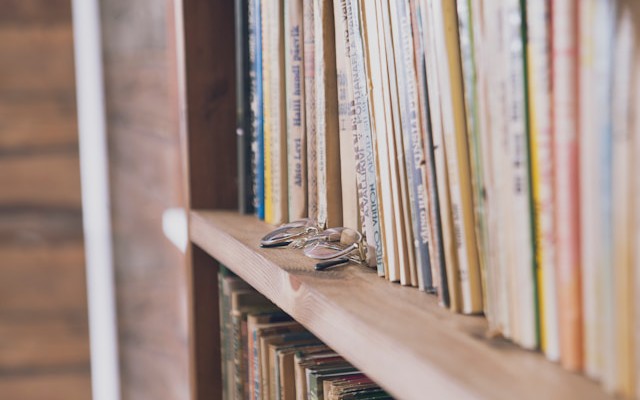 otaviojava's tweet card. Five must-read software architecture books to enhance your skills and boost your career. Learn trade-offs, evolution, collaboration, and practical approaches.