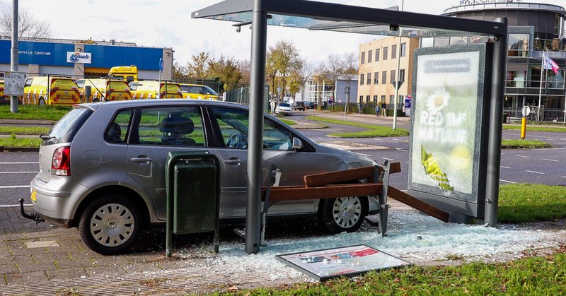 Auto rijdt met volle vaart tegen bushokje in Naarden