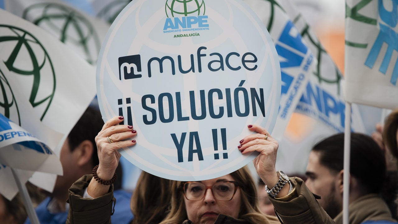 CSIAGE's tweet card. El Ejecutivo baraja incorporar los nuevos mutualistas en el sistema público de salud y establecer la adscripción voluntaria al modelo, según CSIF