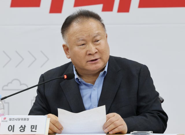 code___blue___'s tweet card. 5선 국회의원을 지낸 이상민(67) 국민의힘 대전시당위원장이 15일 별세했다. 향년 67세. 이날 오전 9시33분께 대전 유성구 한 아파트에서 "마비 증세의 환자가 있다"는 119 신고가 접수됐다. 119구급대가 현