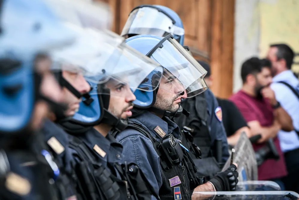 espressonline's tweet card. Forze dell'ordine ed esercito protestano contro la nuova Finanziaria: 31,2 miliardi di euro al riarmo ma nessuno stanziamento per migliorare il nostro lavoro qu