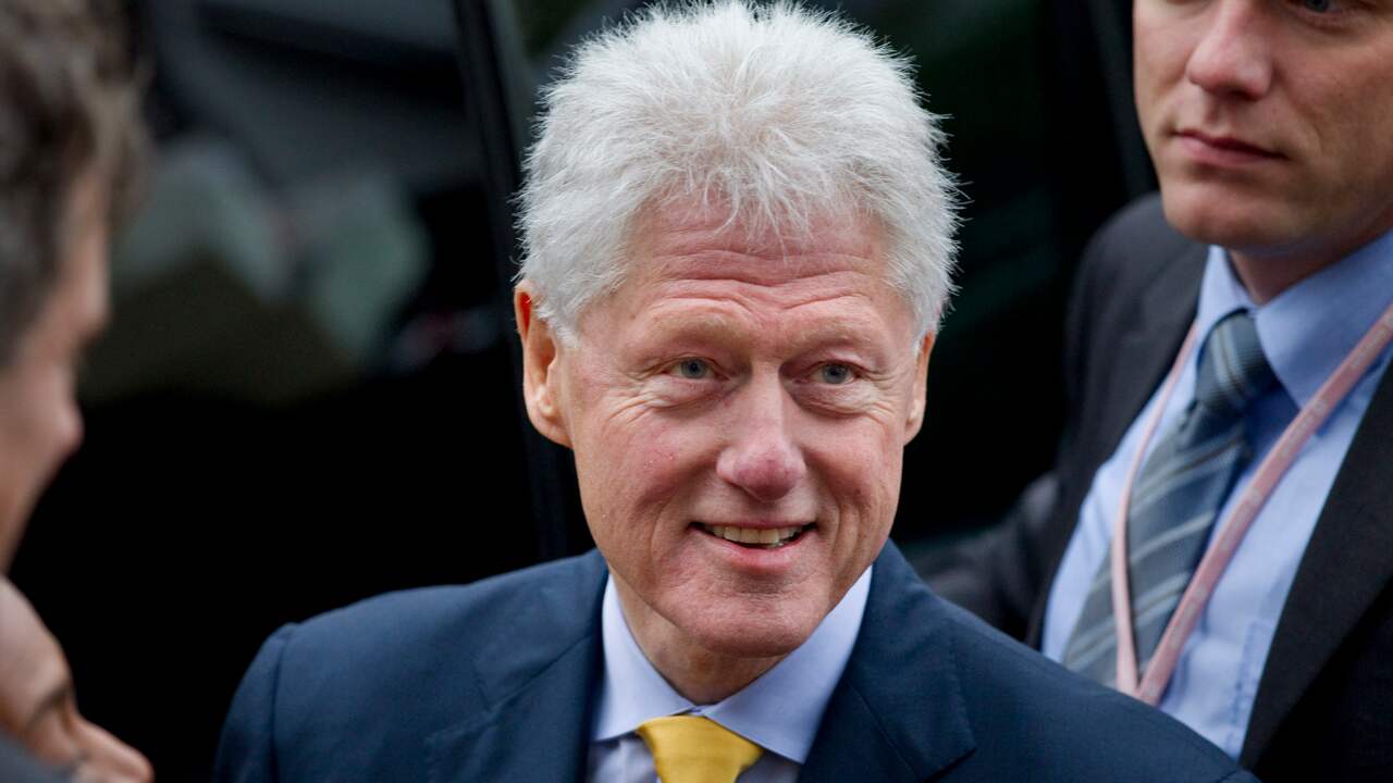 StavroulaM's tweet card. ATHENE - De voormalige Amerikaanse president Bill Clinton is zondag in Athene als vertegenwoordiger van een Amerikaans-Grieks zakeninitiatief dat investeringen in Griekenland wil promoten. 