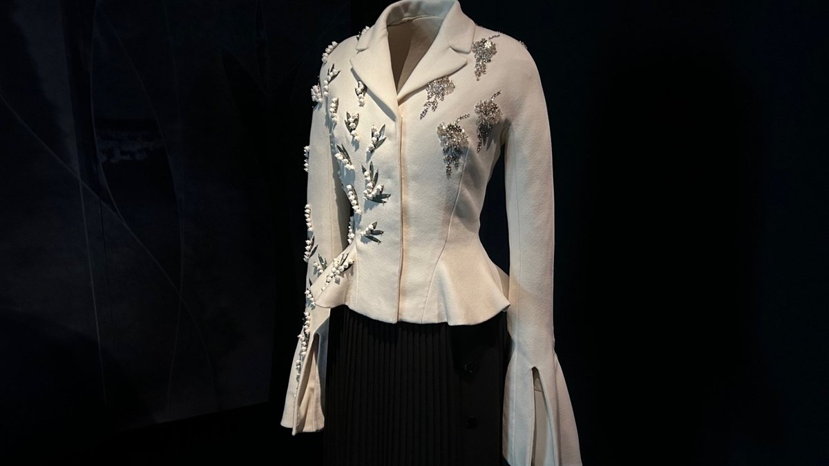 martinsate_com's tweet card. Muzejs, kas veltīts leģendārajam franču modes dizainerim Kristiānam Dioram, 2022. gada pavasarī. Un interese par to šo divu gadu laikā nav mazinājusies.