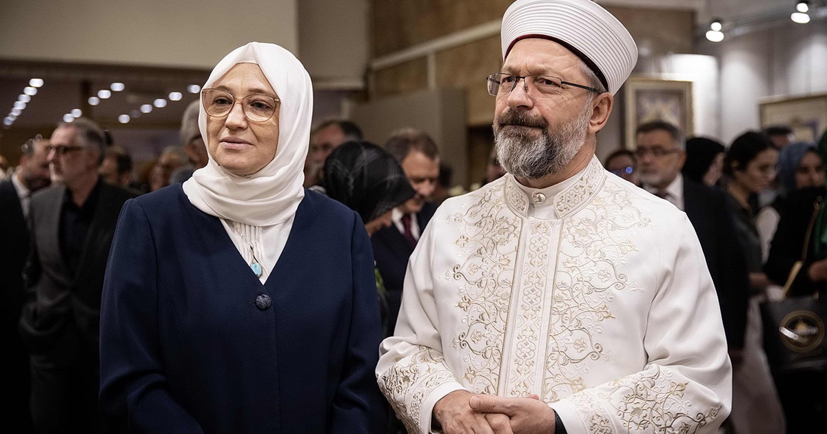 gazetesozcu's tweet card. 90 bin camide kamu malı, israf ve şatafat hutbesi veren Diyanet, kendi söylemiyle ters düştü. Ütücüler, Arafat’taki başkan çadırı ve Seher Erbaş’ın olduğu bölümde ütü yaptı.
