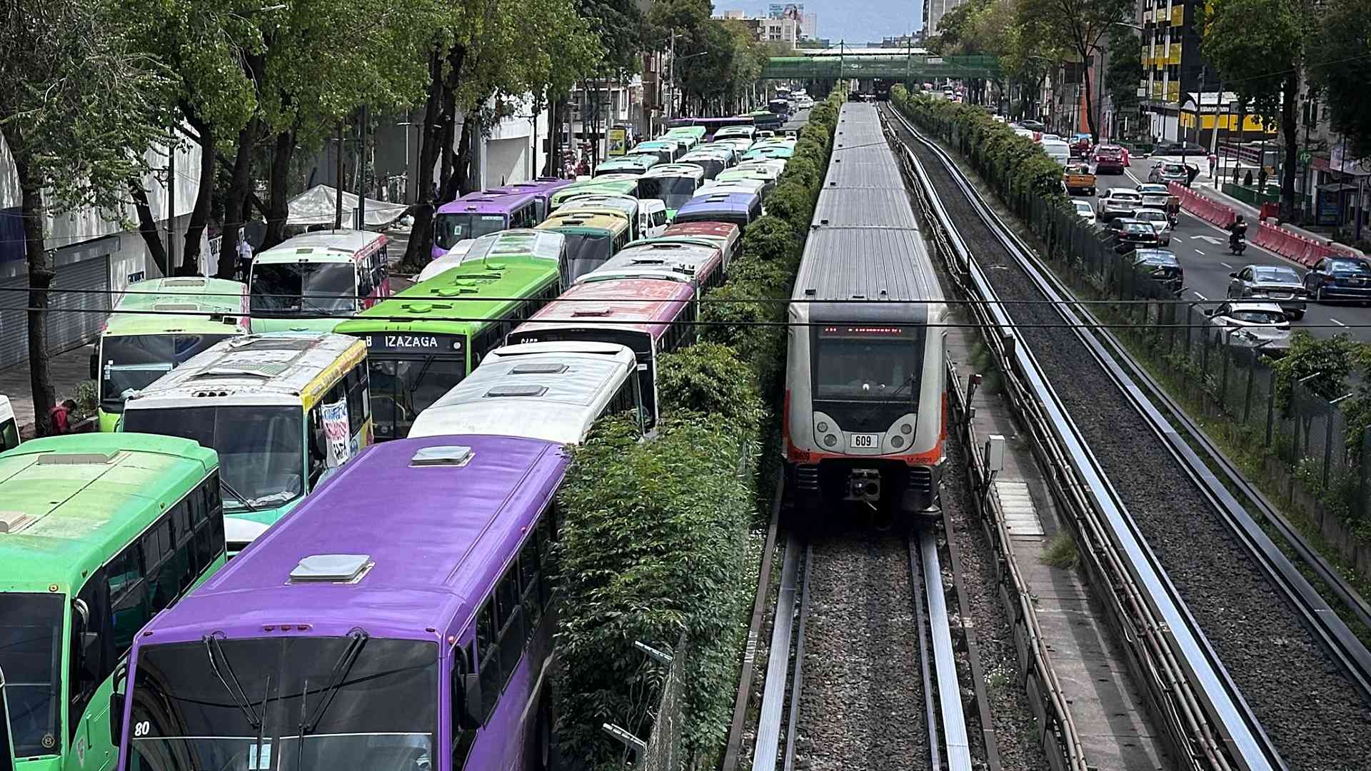 nmas's tweet card. Conoce aquí los detalles de la movilización masiva anunciada por la Fuerza Amplia de Transportistas en la Ciudad de México