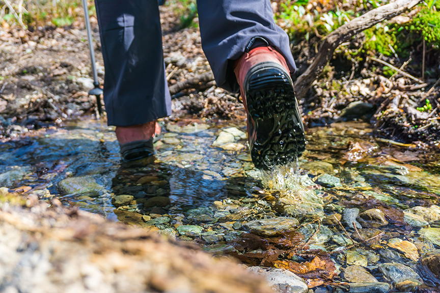 ExplorersWeb's tweet card. Hikers sampled water at two lakes in the Adirondacks. The lake without a trail had fewer microplastics, which came mostly from clothing.