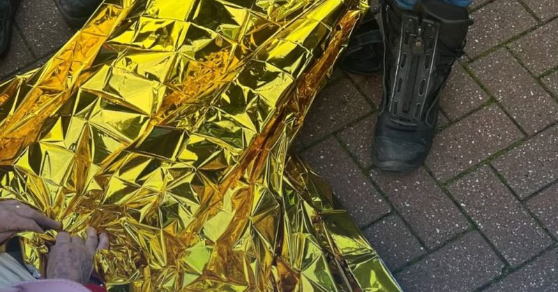 Hulpdiensten met spoed op pad voor gevallen vrouw