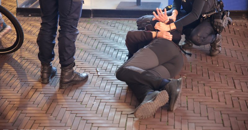 Man met mes overmeesterd door politie na vechtpartij