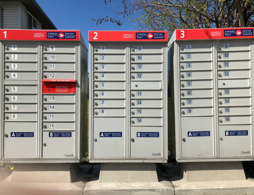 TechBizFlow6's tweet card. Discover why custom pink mailer boxes are redefining packaging for beauty brands in 2025. Learn how elegant, eco-friendly designs boost branding