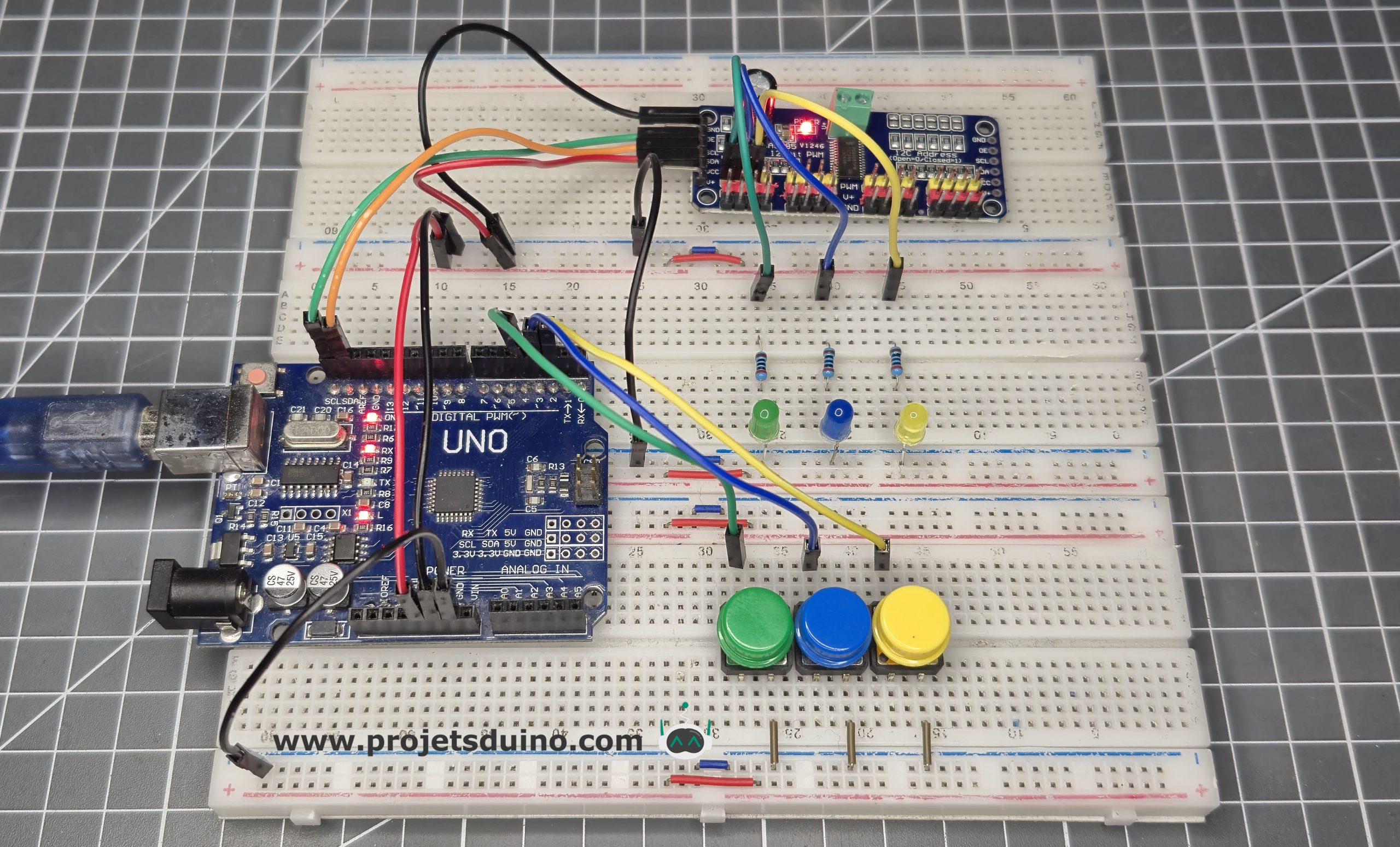 Projetsduino's tweet card. Augmenter et réduire la luminosité d'une LED après appui bouton avec une carte PCA9685 et un Arduino Uno