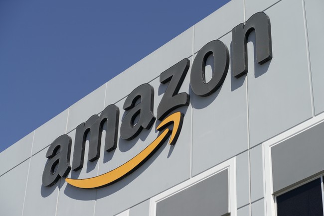 RealLibSmacker's tweet card. Amazon plans to replace 600,000 workers with robots, revealing a shift to AI-driven automation.