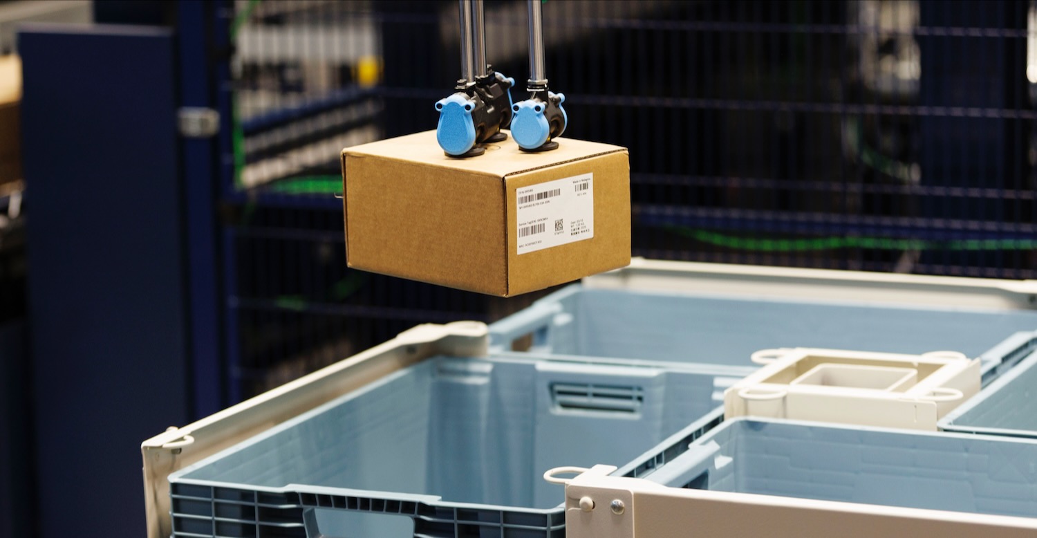 TechGuideAU's tweet card. Amazon has revealed new robotic arm technology that will make it easier and faster for frontline associates to pick, sort and package items to help get your delivery to your door even faster. The new...