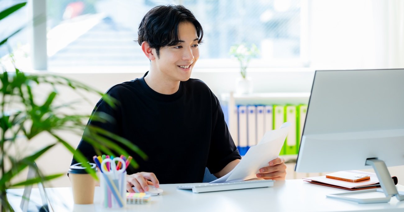 hachi_code8's tweet card. いま、ビジネスパーソンの間で「AI」が急速に浸透している。自分の代わりに仕事をやらせるだけでなく、一部ではAIに問い、AIと対話して仕事を進めることが、すでに当たり前になりつつある。実際、AIをうまく使いこなせば、問題解決やアイデア発想といった「考える」作業においても大いに役立ち、悩む時間を圧倒的に短縮できる。ただし、闇雲に使えばいいわけではない。「AIから有益な回答を引き出すには、適切な“...