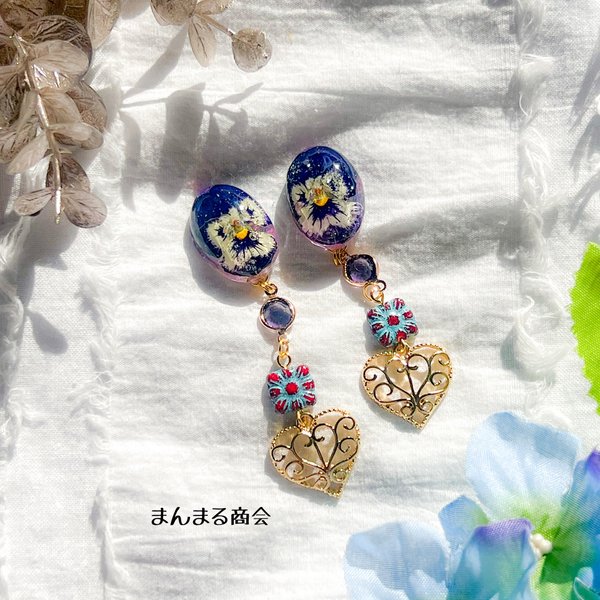 manmarushokai's tweet card. 1,800円 | 【美aura】ビオラ／ネイビー／紺／オーバル／ハート／ドライフラワー／押し花／アシンメトリー／チェコビーズ／ボタニカル／金属アレルギー対応／サージカルステンレス／ピアス／イヤリング可※パーツ選択してからカートにお入れ下さい。イヤリング可、金属アレルギー対応ピア...