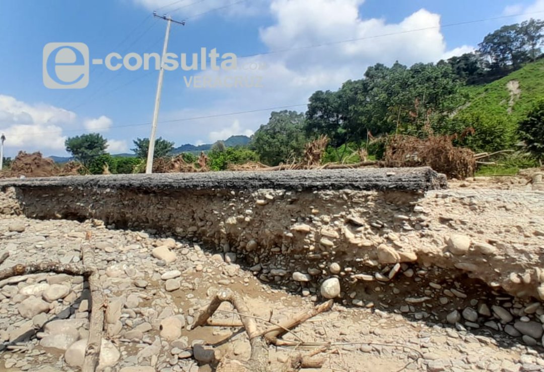 econsulta_ver's tweet card. Hace más de dos semanas el estado de Veracruz - el que más afectaciones registró por las lluvias - reportó 51 comunidades incomunicadas.