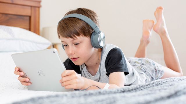 Tech_Networks's tweet card. Time spent watching television or playing computer games has measurable and long-term effects on children’s brain function, according to a review of 23 years of neuroimaging research.