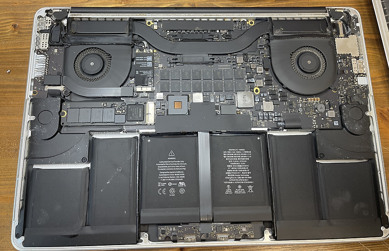 quantumcode08's tweet card. 이 글은 데스크톱 랩톱 태블릿에서 읽기 수월하게 글이 작성돼있습니다. 이번 리뷰는 지금도 잘 사용하고 있고 이 글을 쓰고 있는 맥북프로 2015년 15인치 모델 청소 및 써멀 도포 그리고 ssd 1T 업그레이드이다. 공구도 없어서 이번에 또 내 돈 내산으로 장만한 공구 하였다. 2022년 현재 7년 동안 한 번도 청소를 해준 적이 없었다. 인터넷과...