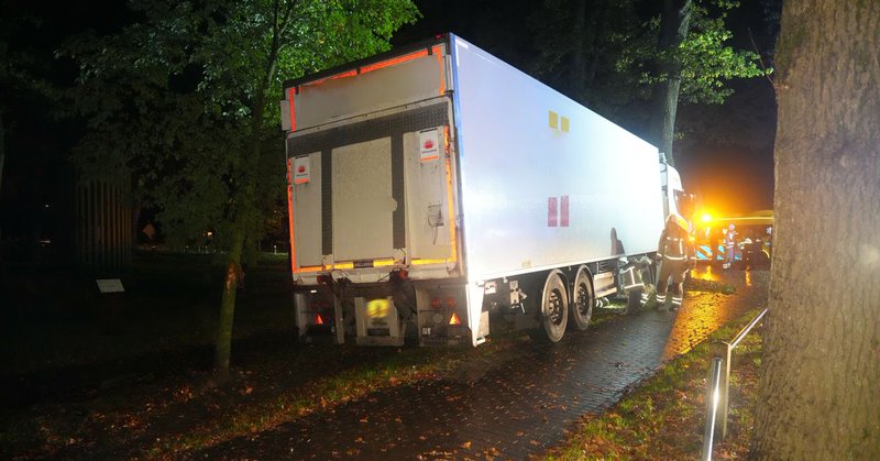 Vrachtwagen botst tegen boom
