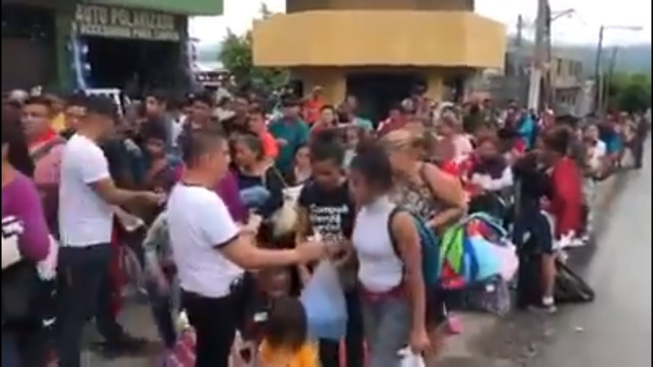 _VicenteSerrano's tweet card. VIDEO DE REPARTO DE BILLETES A MIGRANTES. DICEN CRITICOS DE CARAVANA...