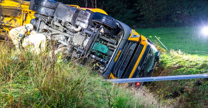 Vrachtwagen gekanteld in Oldeberkoop, N351 tijdelijk dicht