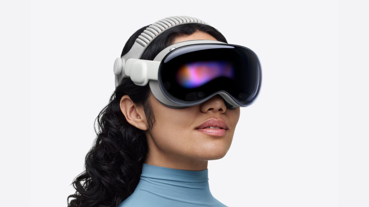 TechHounder's tweet card. Apple introduces the upgraded Vision Pro powered by the M5 chip, featuring a faster 10-core CPU, 10-core GPU with ray tracing, 120Hz display,