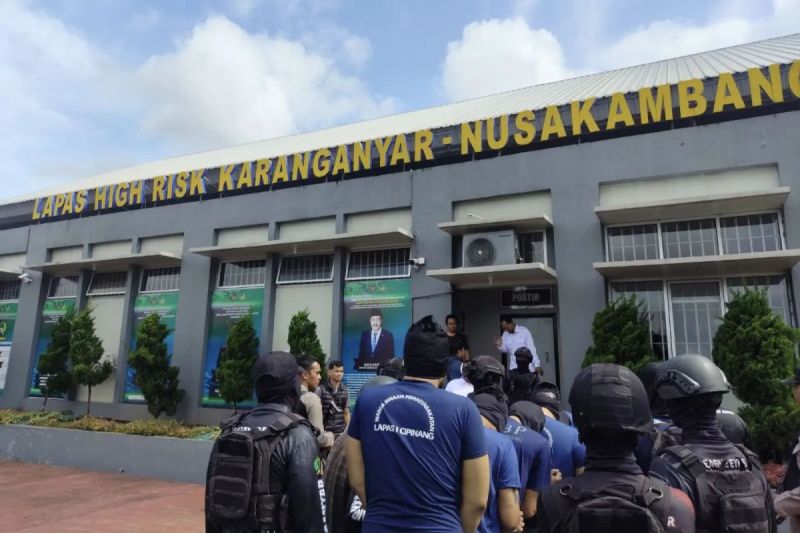 ANTARA_JATENG's tweet card. Kepala Lembaga Pemasyarakatan Kelas II A Karanganyar Riko Purnama Candra mengatakan pesohor Ammar Zoni telah menempati sel di Lapas Karanganyar, Pulau Nusakambangan, Kabupaten ANTARA News jateng...