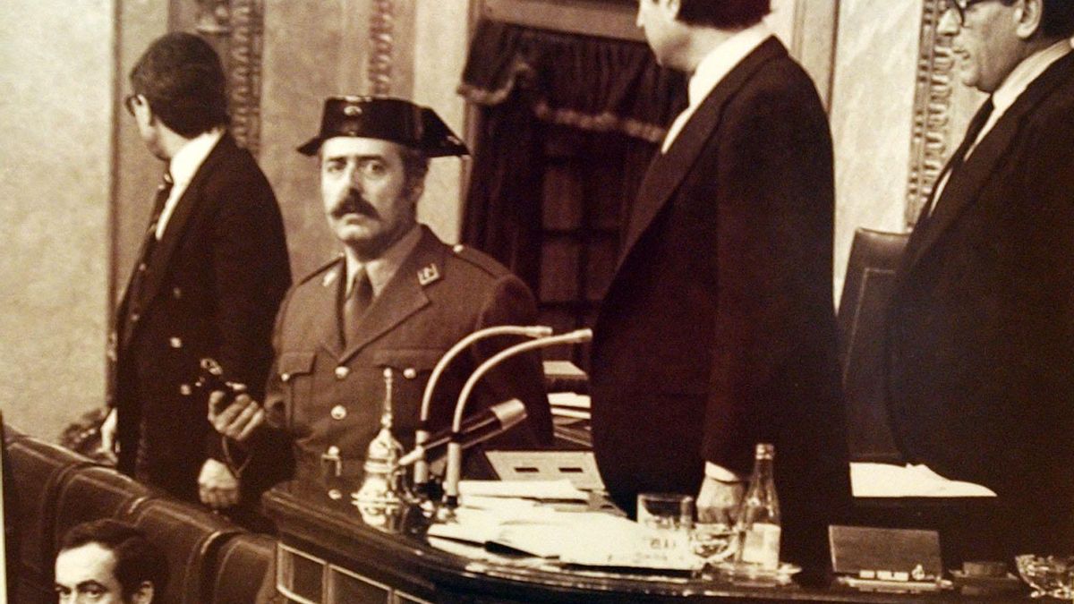 informacion_es's tweet card. El teniente coronel Antonio Tejero, autor del golpe de Estado de 1981, ha fallecido a los 93 años, en su casa de Valencia, según ha avanzado 'El Mundo'.