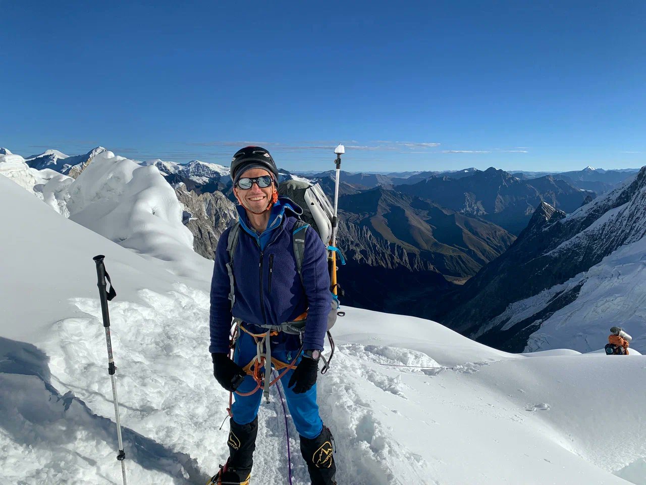 ExplorersWeb's tweet card. The Russian team that summited Manaslu yesterday via the Southwest Face is still high on the mountain, descending unfamiliar terrain in worsening weather.