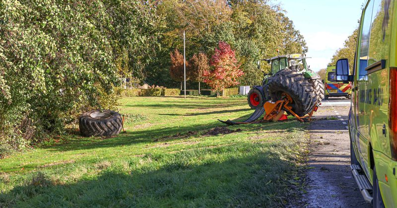 Bestuurder trekker gewond bij ongeluk met wortelkar in Marknesse