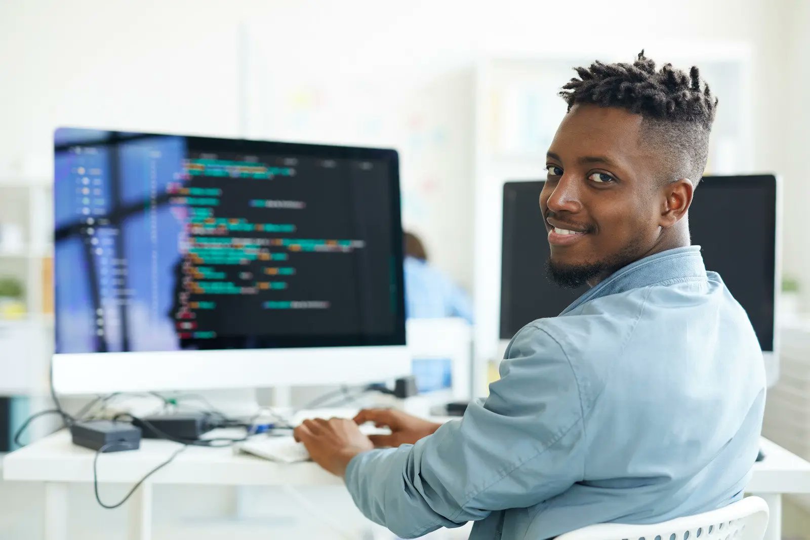 auxiliobits's tweet card. Learn how to design scalable, secure Azure architectures for deploying LangGraph agents with stateful coordination, memory, and event-driven workflows.