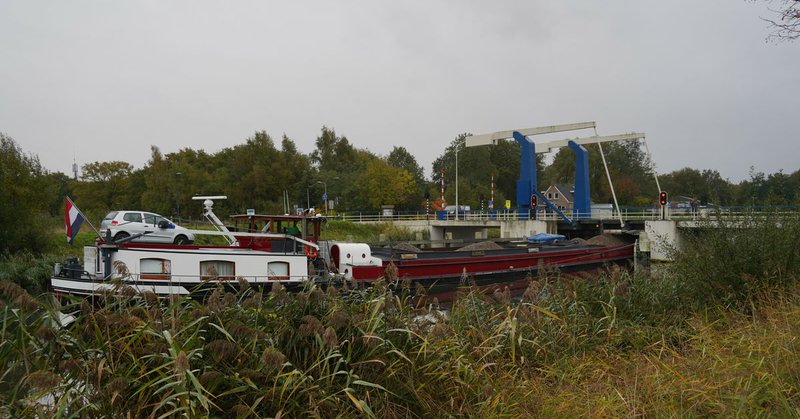 Vrachtschip raakt klem onder haperende brug in Assen