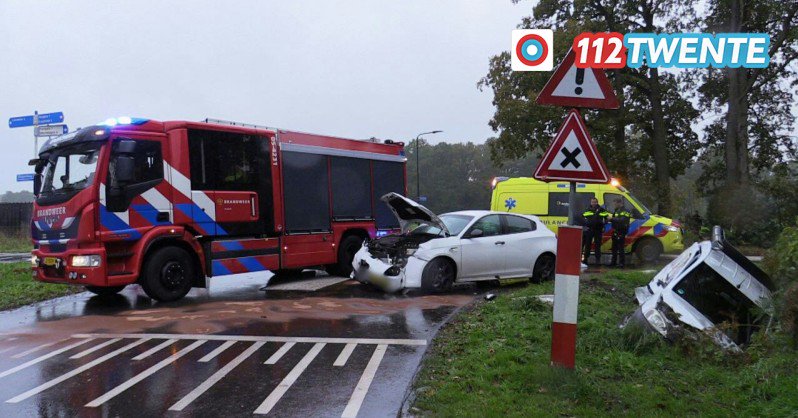 Bestelbus in de sloot na harde botsing