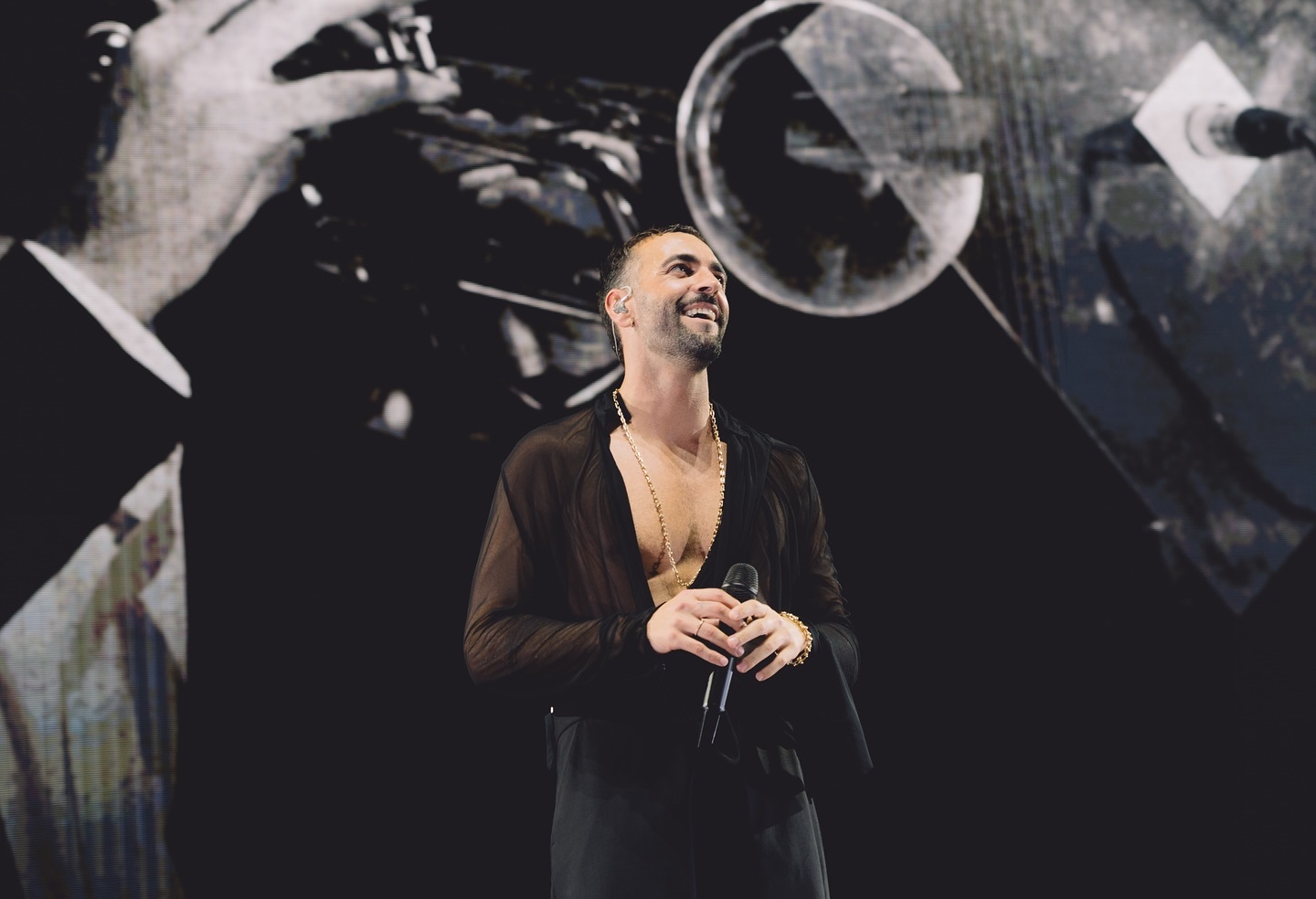 FMDBlog's tweet card. Marco Mengoni dà il via al LIVE IN EUROPE 2025, Il tour con 33 concerti, di cui 21 in Italia e 12 in Europa