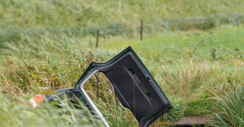 Dode ernstig ongeval Staphorst: auto te water, omstander redt bestuurder