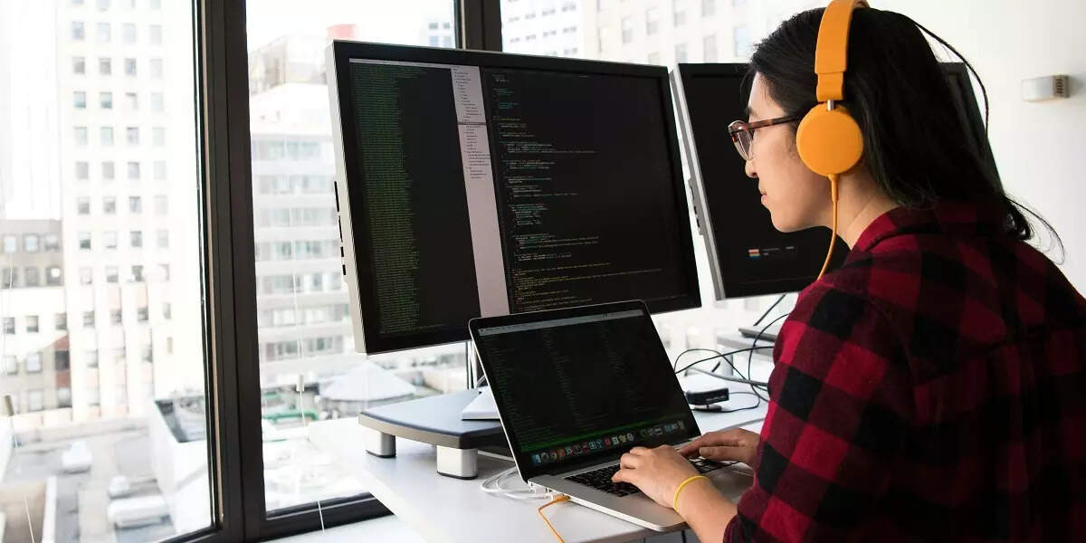 RaysTechnologi2's tweet card. Python leads the Tiobe Index 2025 with a record 25.35% rating, becoming the most popular programming language and outpacing C++, Java, and C.
