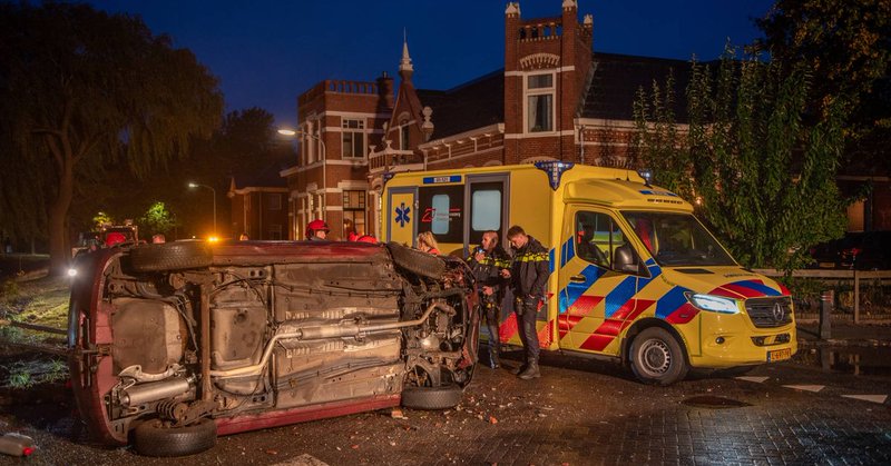 Auto belandt op zijn kant in Oude Pekela, bestuurder in boeien geslagen
