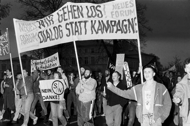 lpbmv's tweet card. Am Eingang zum Alten Garten, auf dem am 23. Oktober 1989 die erste Schweriner Montagsdemo stattfand, erinnert ein Denkzeichen an die Friedliche Revolution. Unser Hintergrund.